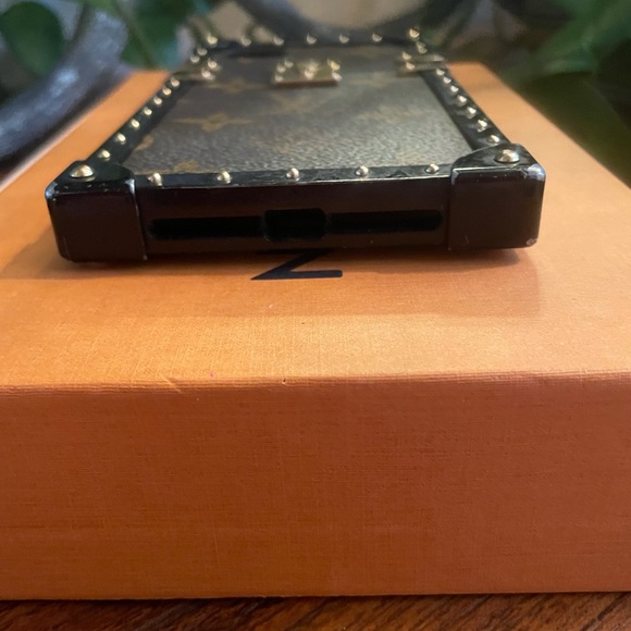 LOUIS VUITTON
Monogram Canvas Eye Trunk iPhone 7 Plus Cover/Case - Picture 11 of 15